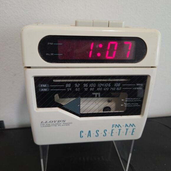 Lloyds Clock Radio CR201 Vintage Cube AM/FM Cassette Player In Beige - Picture 1 of 6